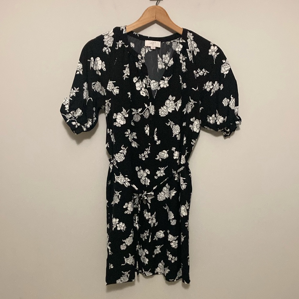 LOFT Black and White Floral Short Sleeved Dress, button down with tie, size SP